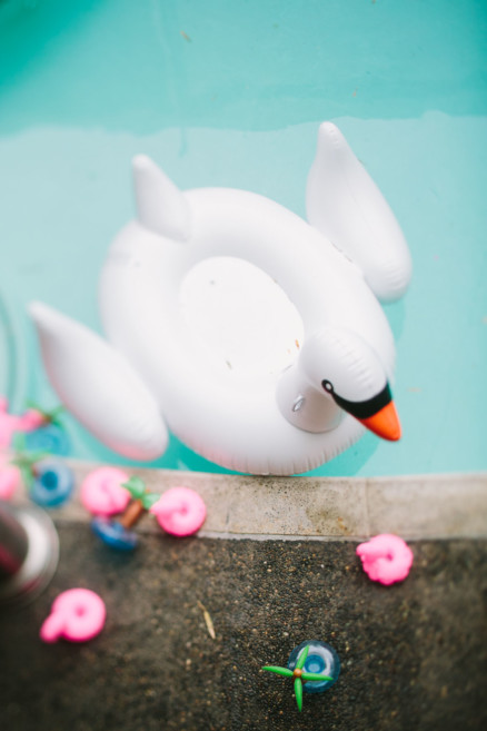 Rockin’ Retro Pearl Hotel Wedding – Photo by Let's Frolic Together