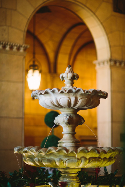 Love in 1940s LA at the Oviatt – Photo by Let's Frolic Together