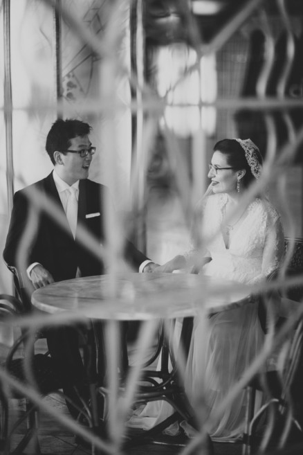Love in 1940s LA at the Oviatt – Photo by Let's Frolic Together