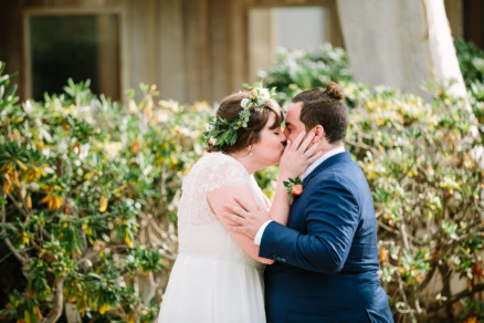 Laid-Back & Lovely Seaside Wedding – Photo by Let's Frolic Together