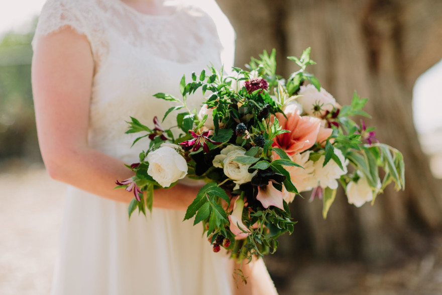 Laid-Back & Lovely Seaside Wedding – Photo by Let's Frolic Together
