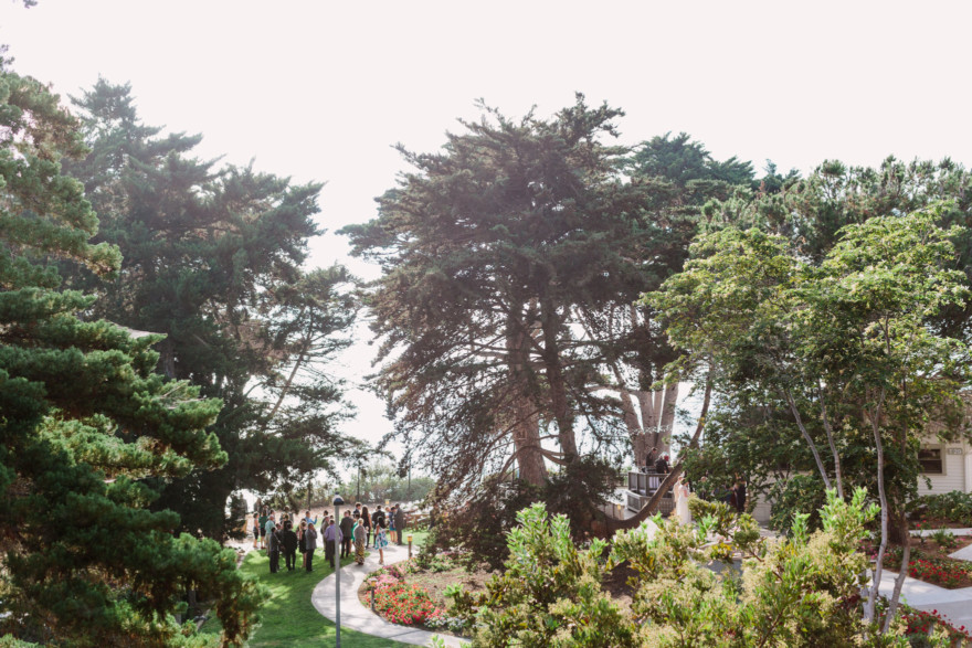 Laid-Back & Lovely Seaside Wedding – Photo by Let's Frolic Together