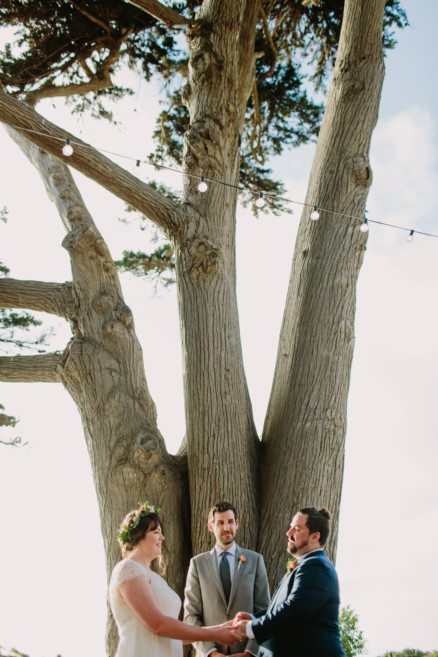Laid-Back & Lovely Seaside Wedding – Photo by Let's Frolic Together
