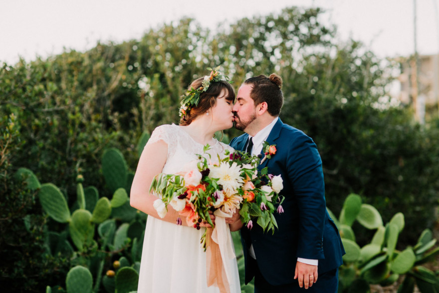 Laid-Back & Lovely Seaside Wedding – Photo by Let's Frolic Together