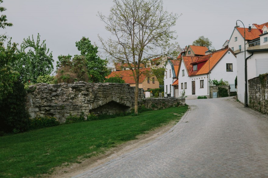 History & Castles in Visby, Sweden – Photo by Let's Frolic Together