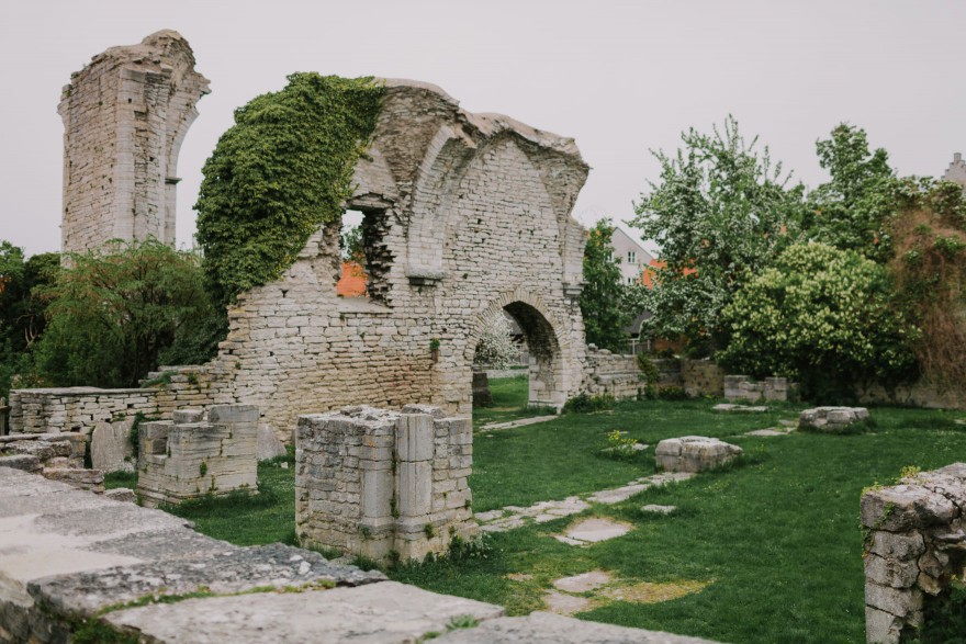 History & Castles in Visby, Sweden – Photo by Let's Frolic Together