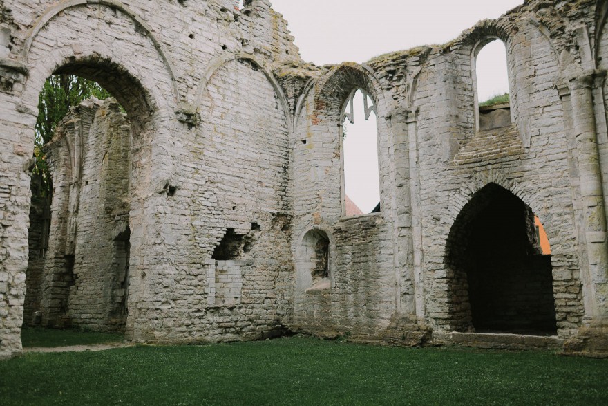 History & Castles in Visby, Sweden – Photo by Let's Frolic Together