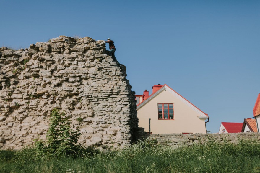 History & Castles in Visby, Sweden – Photo by Let's Frolic Together