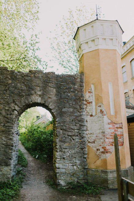History & Castles in Visby, Sweden – Photo by Let's Frolic Together