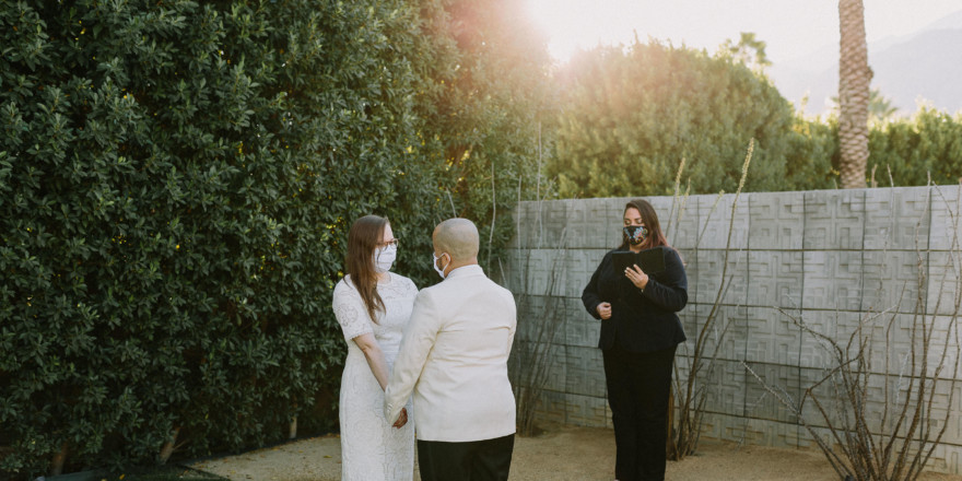 Love in the time of Corona – Photo by Let's Frolic Together