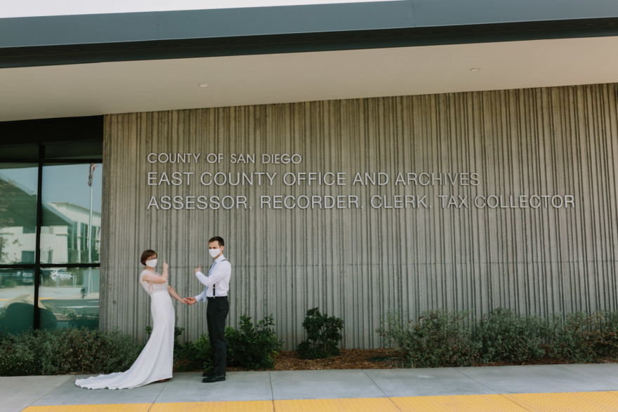 Love in the time of Corona – Photo by Let's Frolic Together