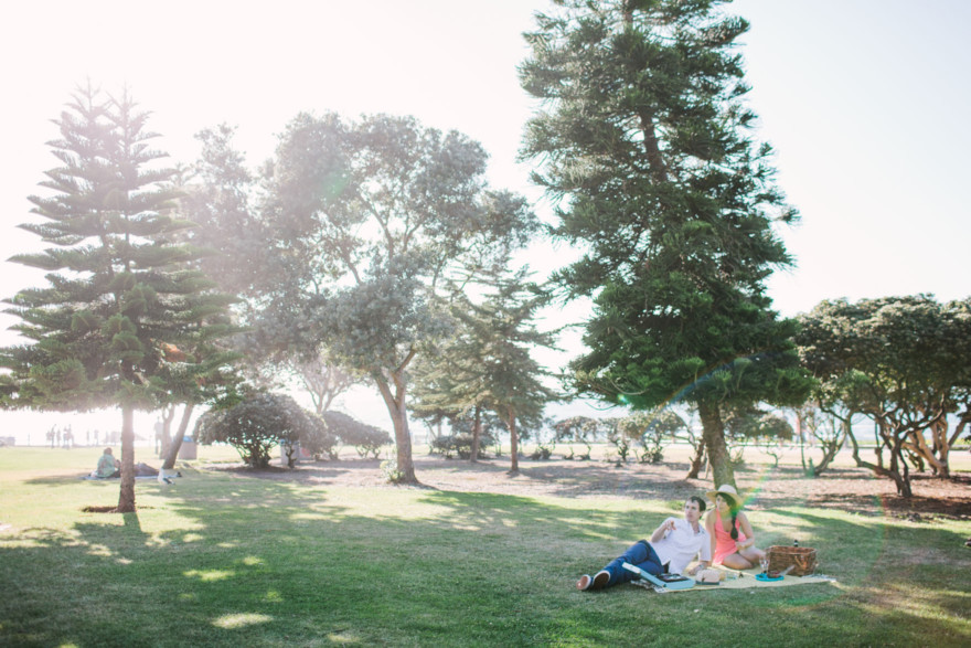 Shoreline La Jolla Snuggling &ndash; Photo by Let's Frolic Together