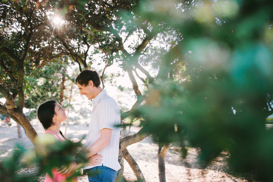 Shoreline La Jolla Snuggling &ndash; Photo by Let's Frolic Together