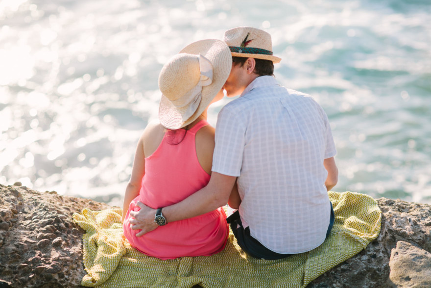 Shoreline La Jolla Snuggling &ndash; Photo by Let's Frolic Together