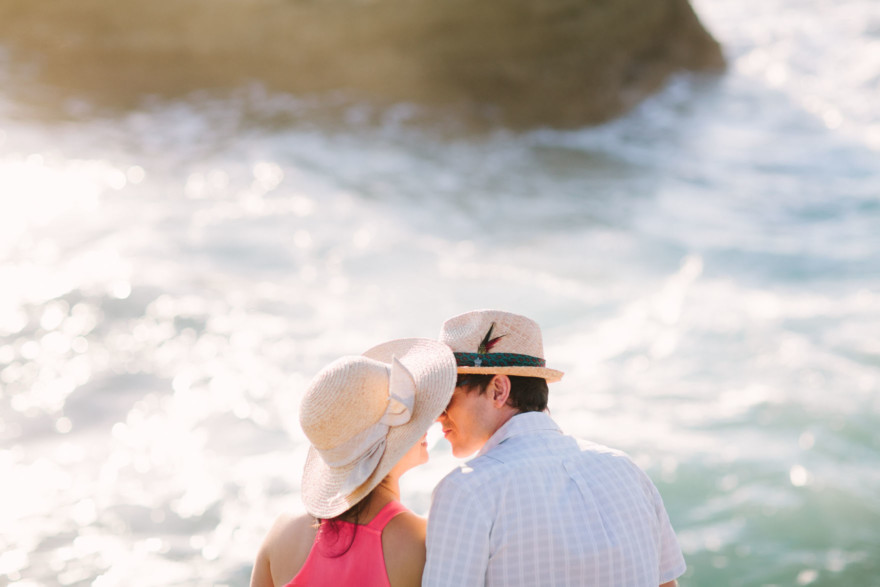 Shoreline La Jolla Snuggling &ndash; Photo by Let's Frolic Together