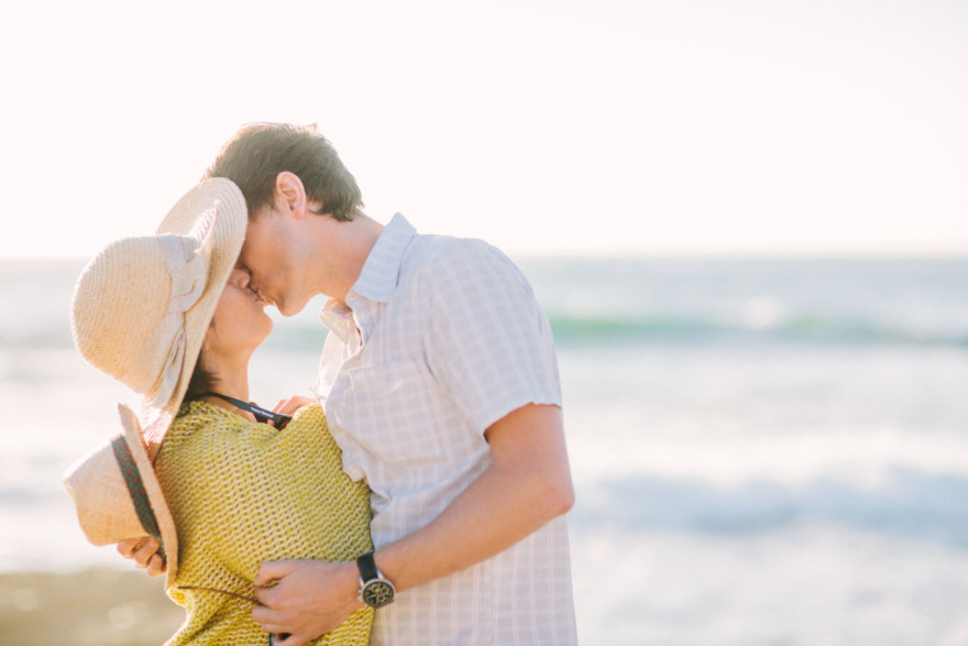 Shoreline La Jolla Snuggling &ndash; Photo by Let's Frolic Together