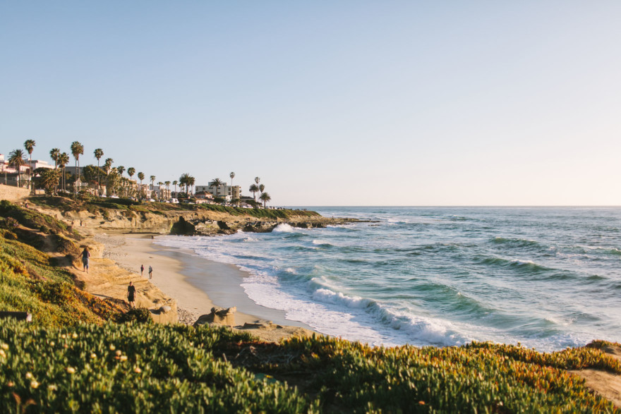 Shoreline La Jolla Snuggling &ndash; Photo by Let's Frolic Together