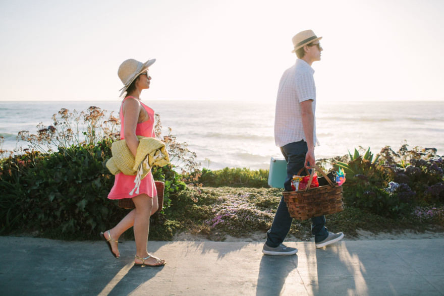 Shoreline La Jolla Snuggling &ndash; Photo by Let's Frolic Together