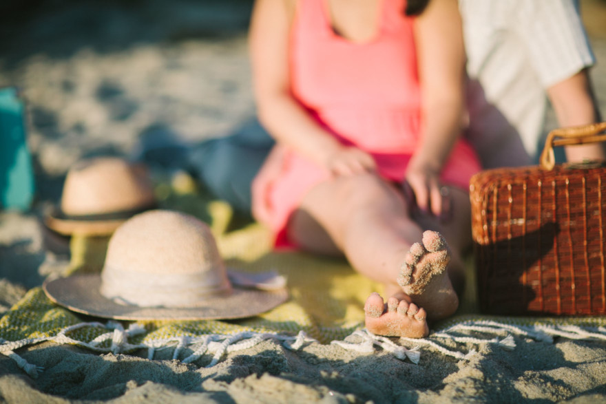 Shoreline La Jolla Snuggling &ndash; Photo by Let's Frolic Together