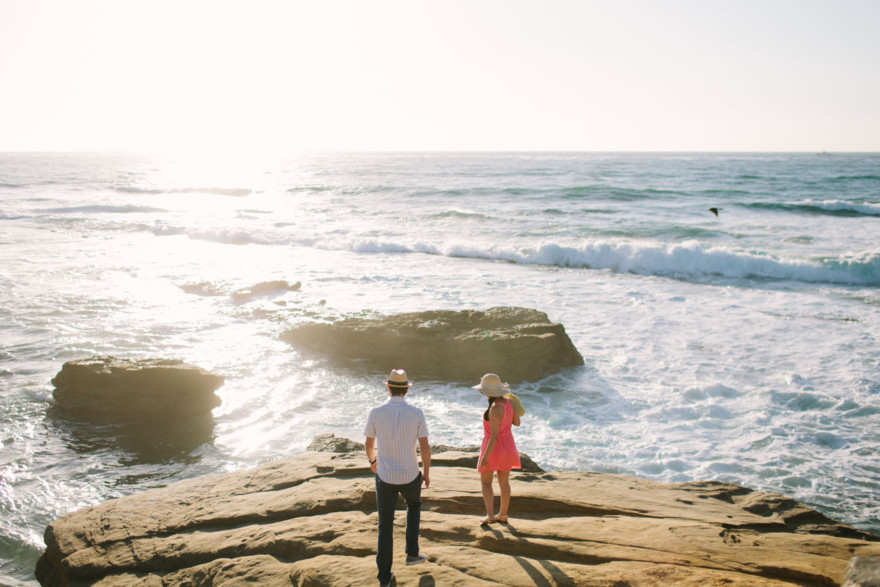 Shoreline La Jolla Snuggling &ndash; Photo by Let's Frolic Together