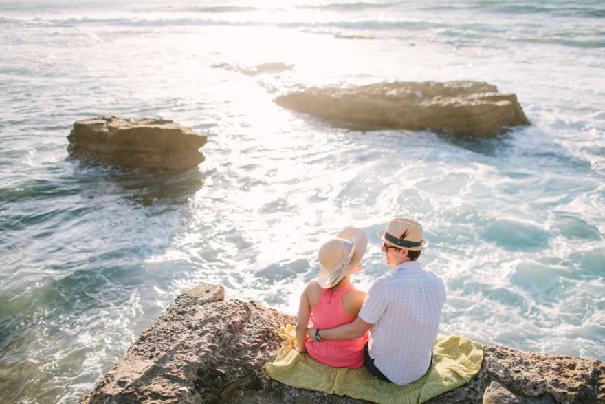 Shoreline La Jolla Snuggling &ndash; Photo by Let's Frolic Together