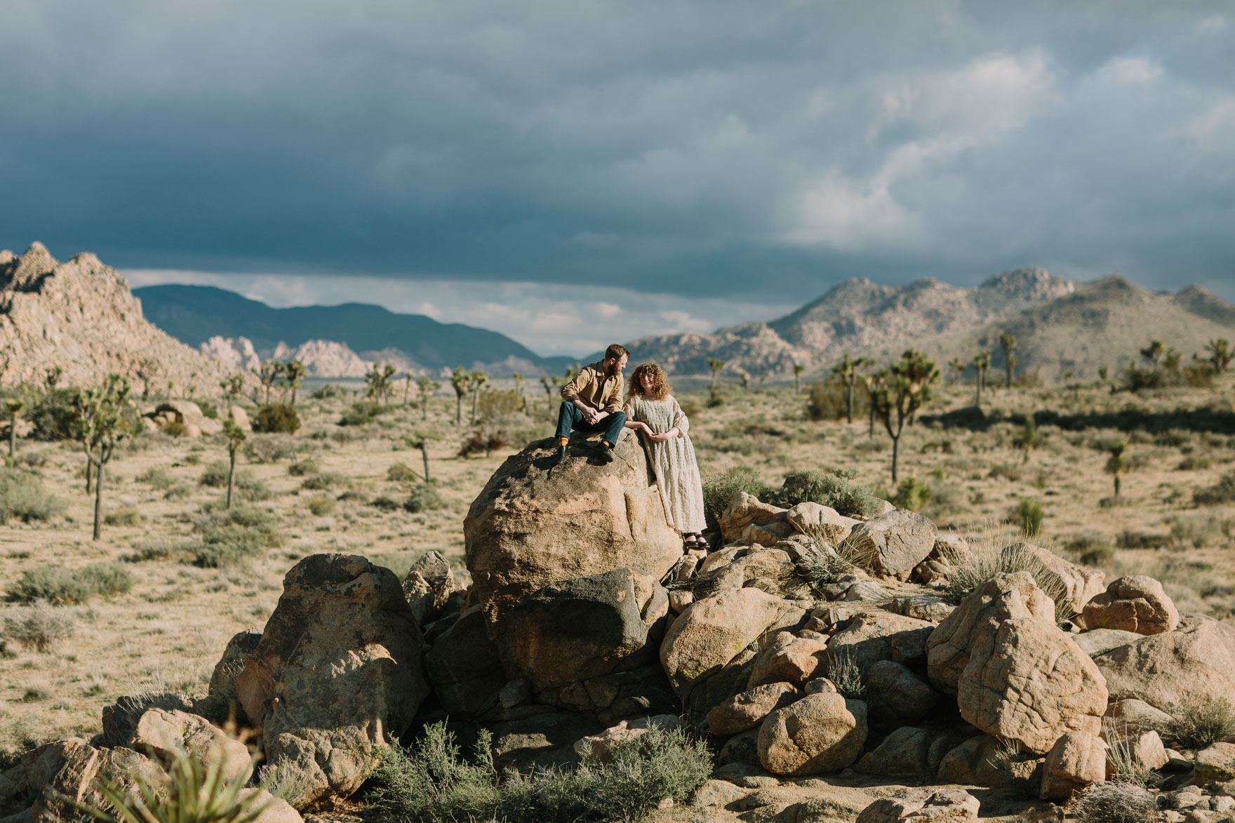 A Joshua Tree Glowing Frolic – Photo by Let's Frolic Together