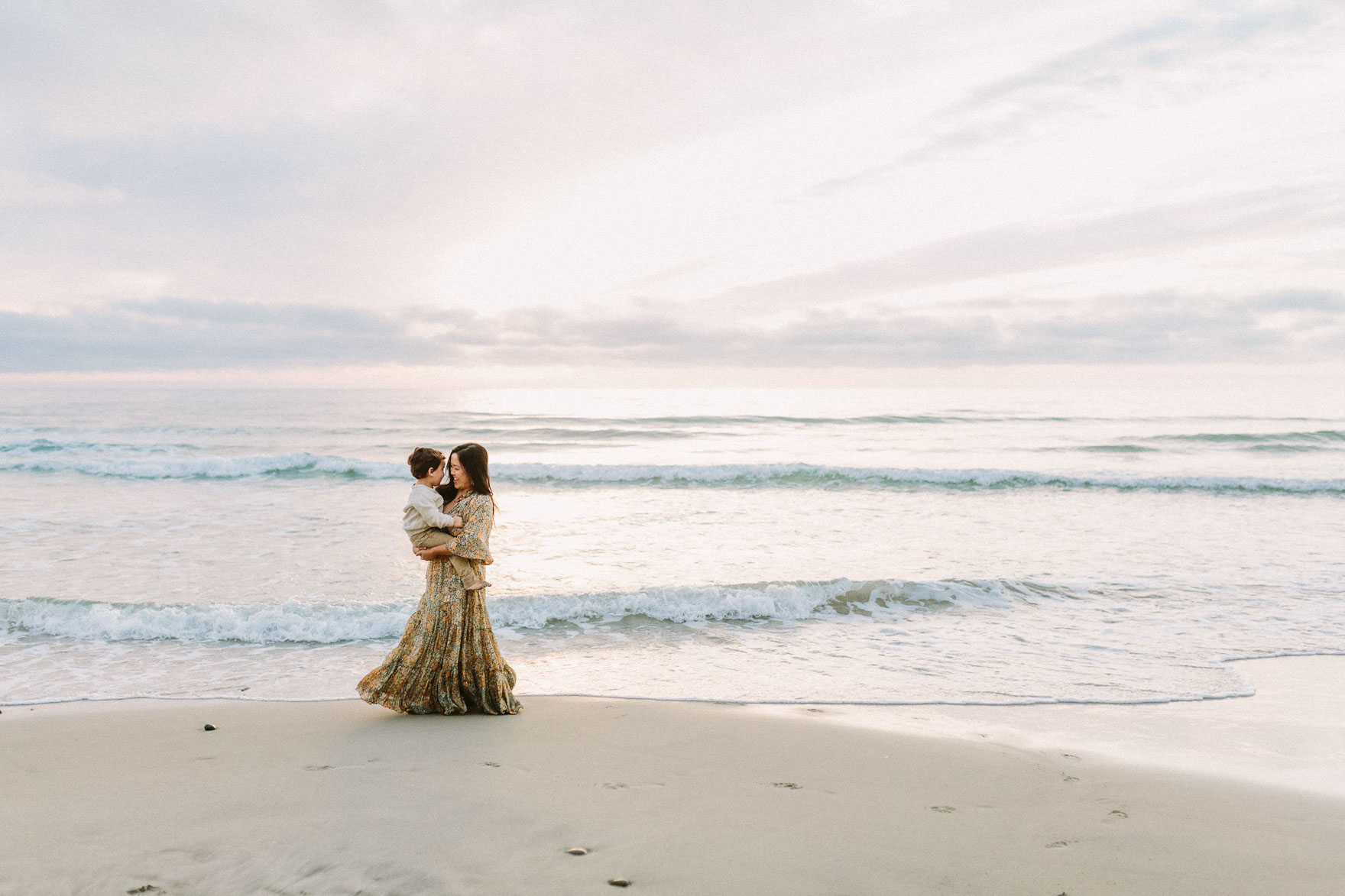 A Beachy Sunset Splash – Photo by Let's Frolic Together