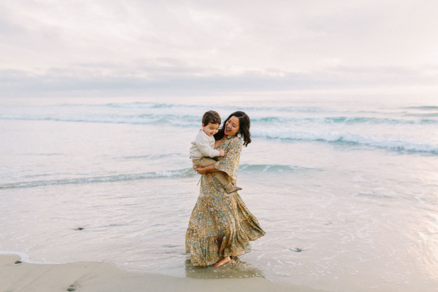 A Beachy Sunset Splash – Photo by Let's Frolic Together