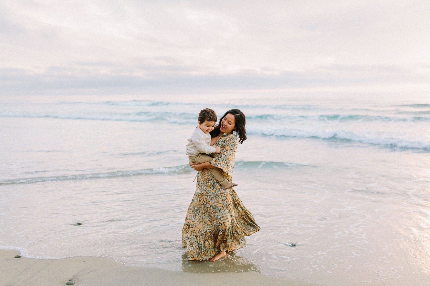 A Beachy Sunset Splash – Photo by Let's Frolic Together