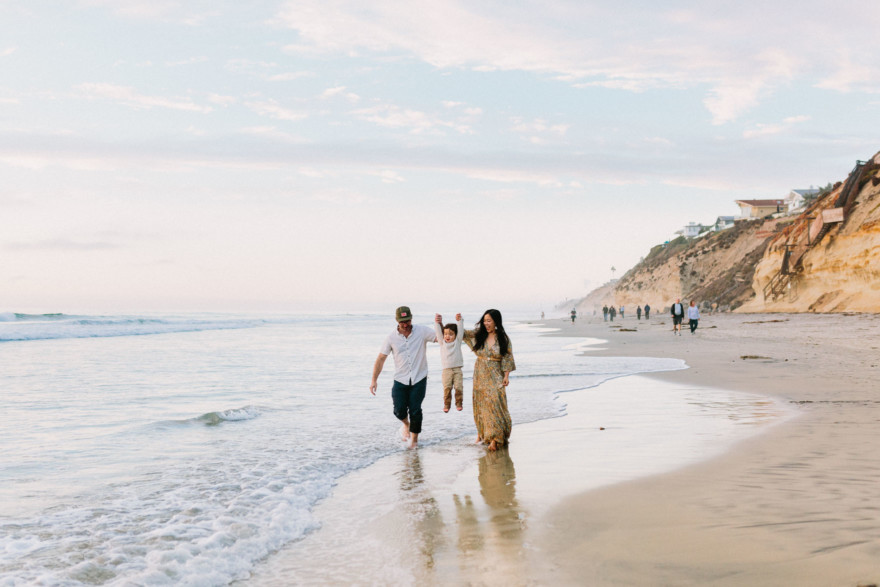 A Beachy Sunset Splash – Photo by Let's Frolic Together