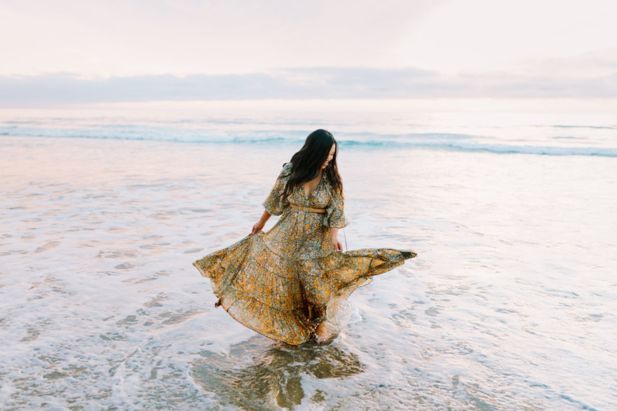 A Beachy Sunset Splash – Photo by Let's Frolic Together