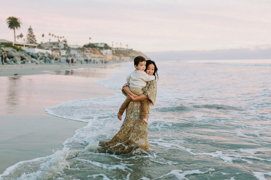 A Beachy Sunset Splash – Photo by Let's Frolic Together