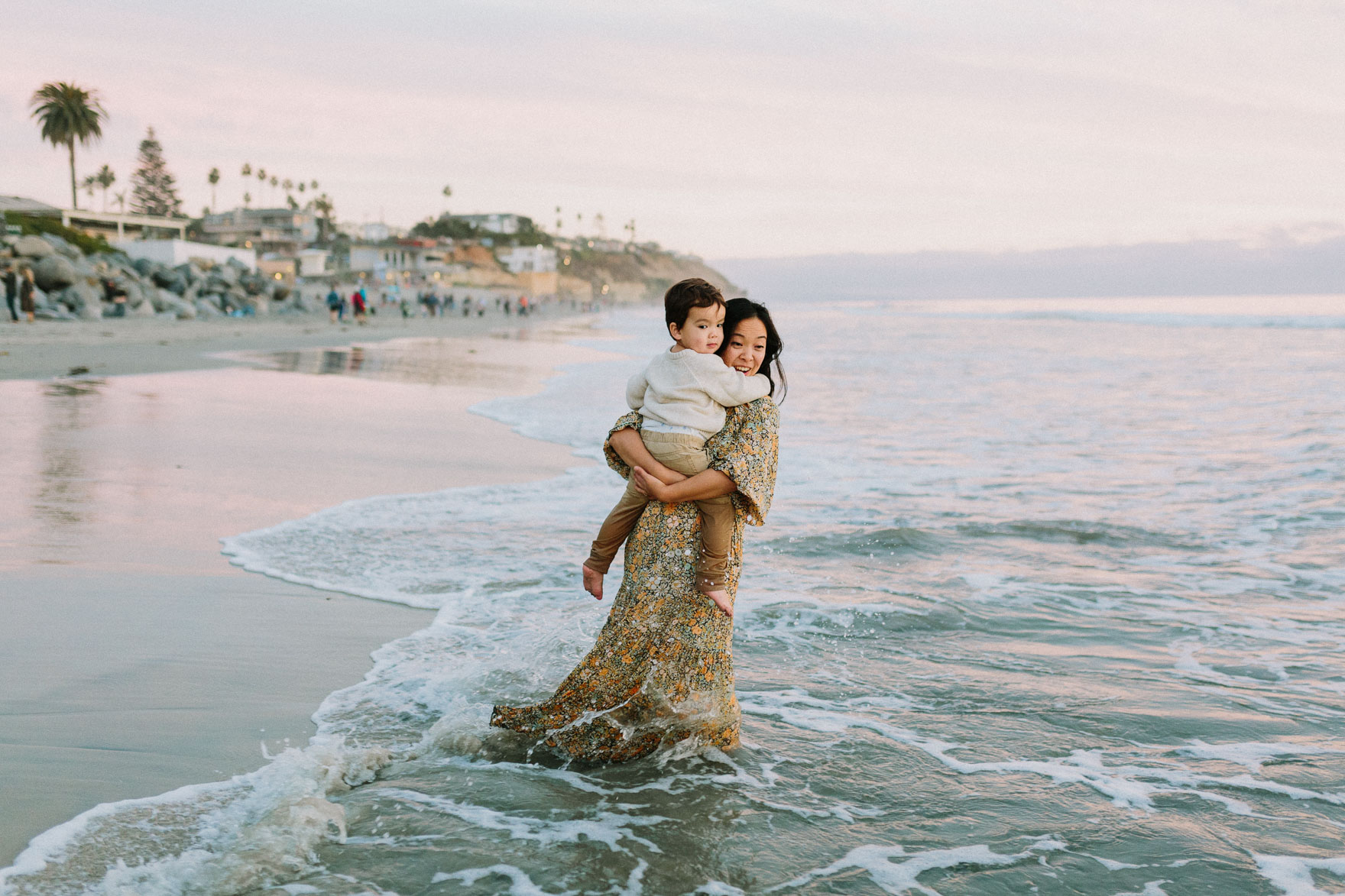 A Beachy Sunset Splash – Photo by Let's Frolic Together