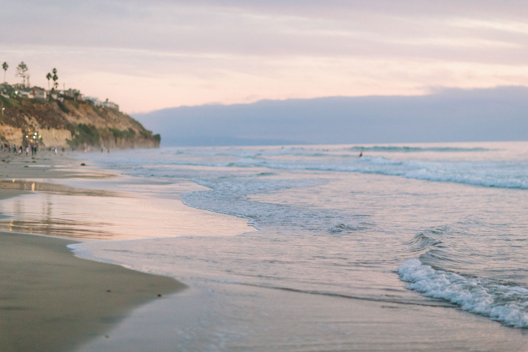 A Beachy Sunset Splash – Photo by Let's Frolic Together