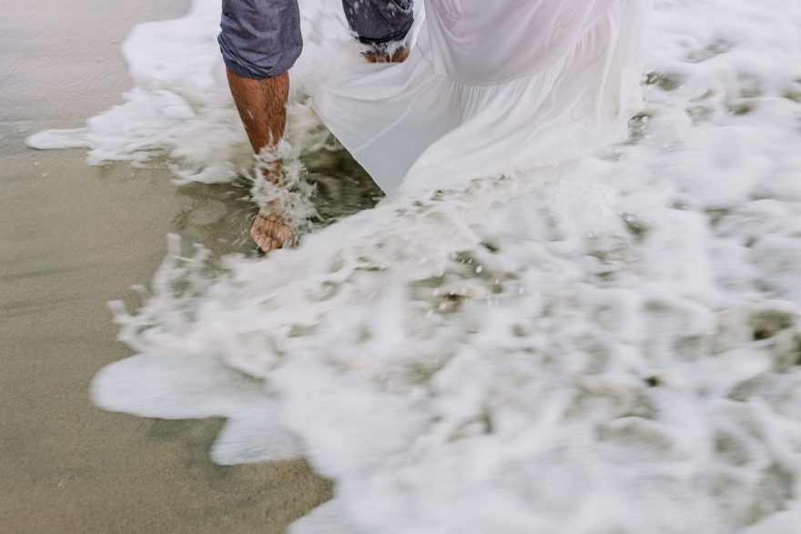 A Touching Coastal Proposal &ndash; Photo by Let's Frolic Together