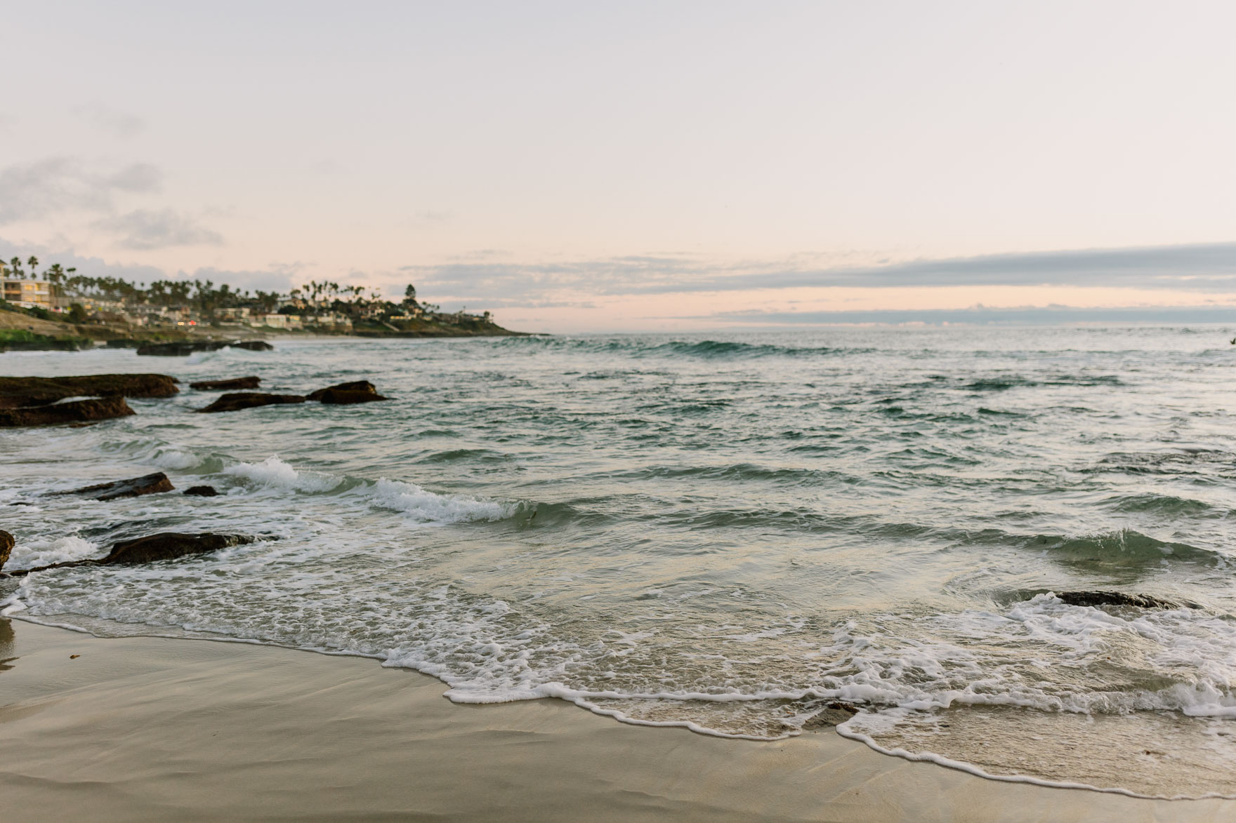 La Jolla Surf Shack Romance – Photo by Let's Frolic Together